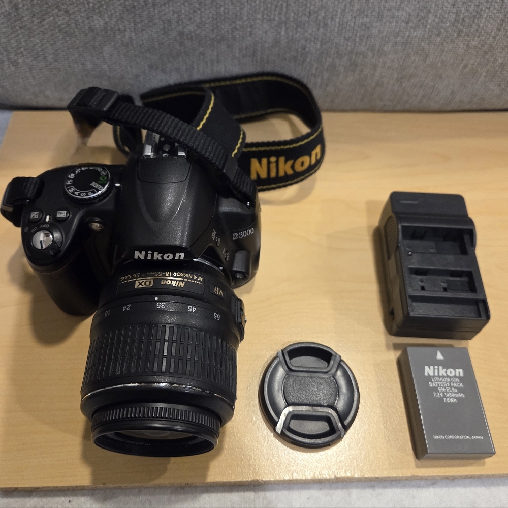 Nikon D3000 10.2MP Digital SLR Camera with 18-55mm Zoom Lense